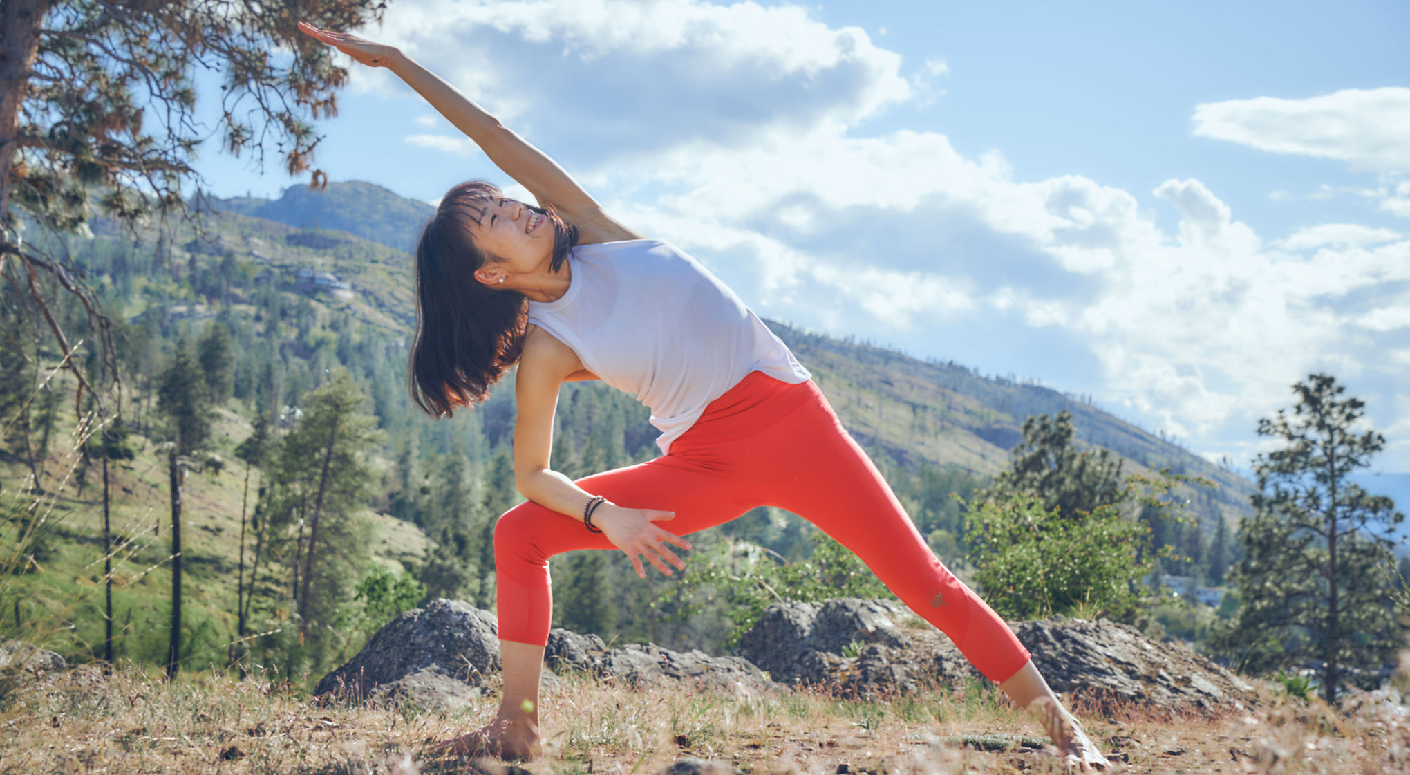 40代・50代の女性に向けたヨガで、側屈（サイドストレッチ）のポーズを深めるアプローチ。呼吸を内側へ送る意識を持つ様子。