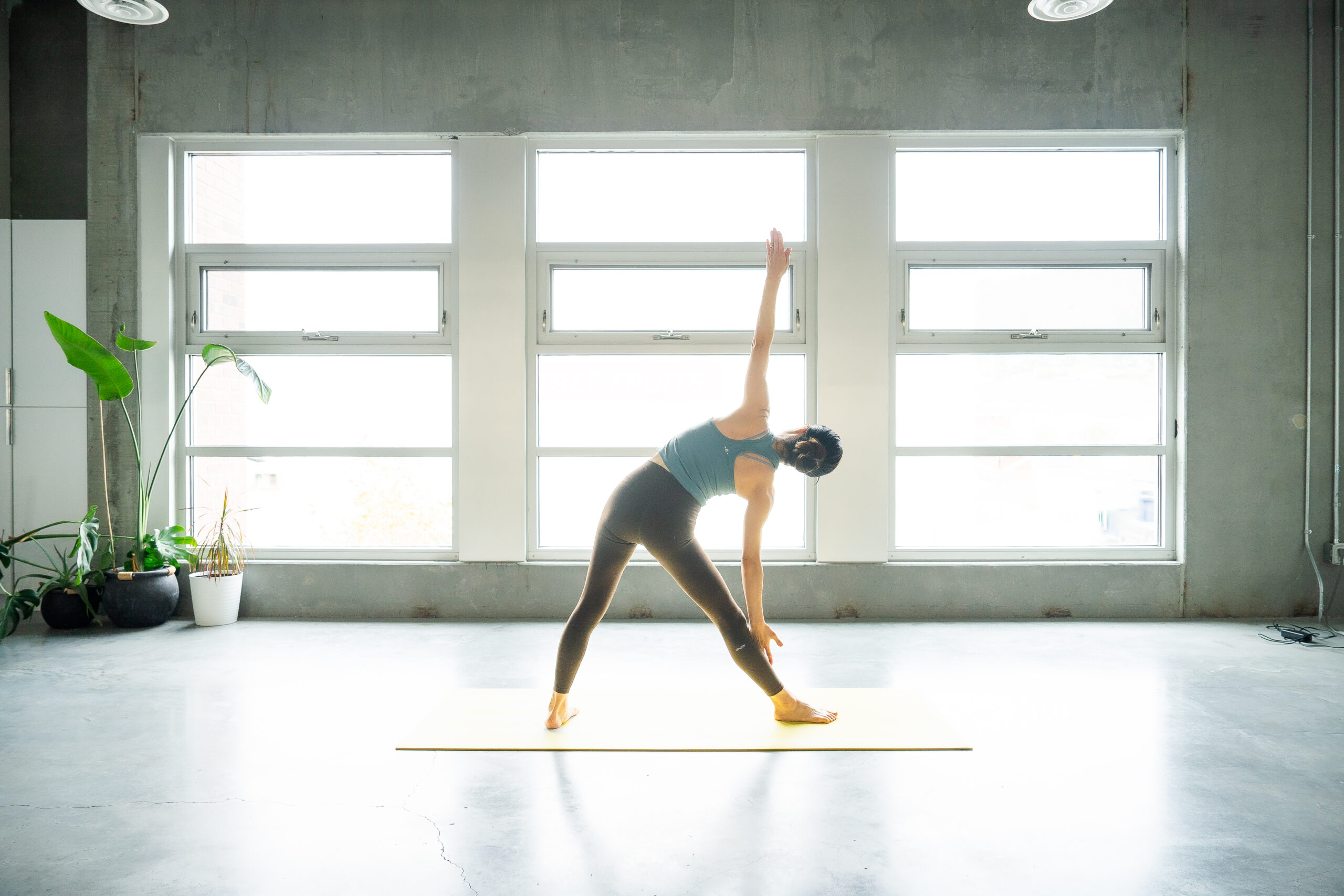 40代・50代の女性に向けたヨガで、側屈（サイドストレッチ）のポーズを深めるアプローチ。呼吸を内側へ送る意識を持つ様子。