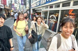 対面クラスの後、みんなで駅に向かって歩いている様子