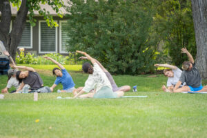 カナダの公園で英語でヨガを指導している