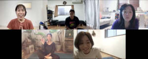 オンラインのEnglish Morning ヨガクラスでポーズをとる受講生のZoom画面